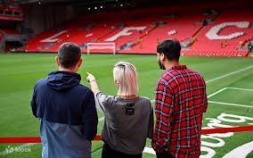 舍什科拼出半单刀机会，但停球时手球了